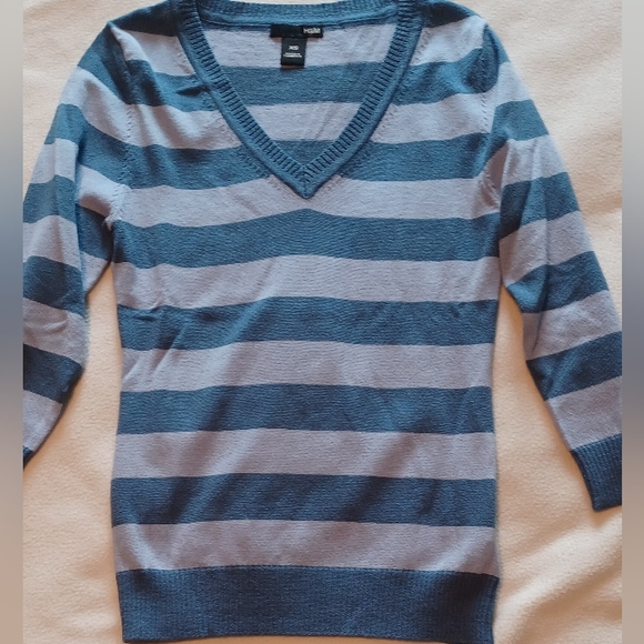Striped v-neck sweater lightweight (NWOT) - Picture 4 of 4